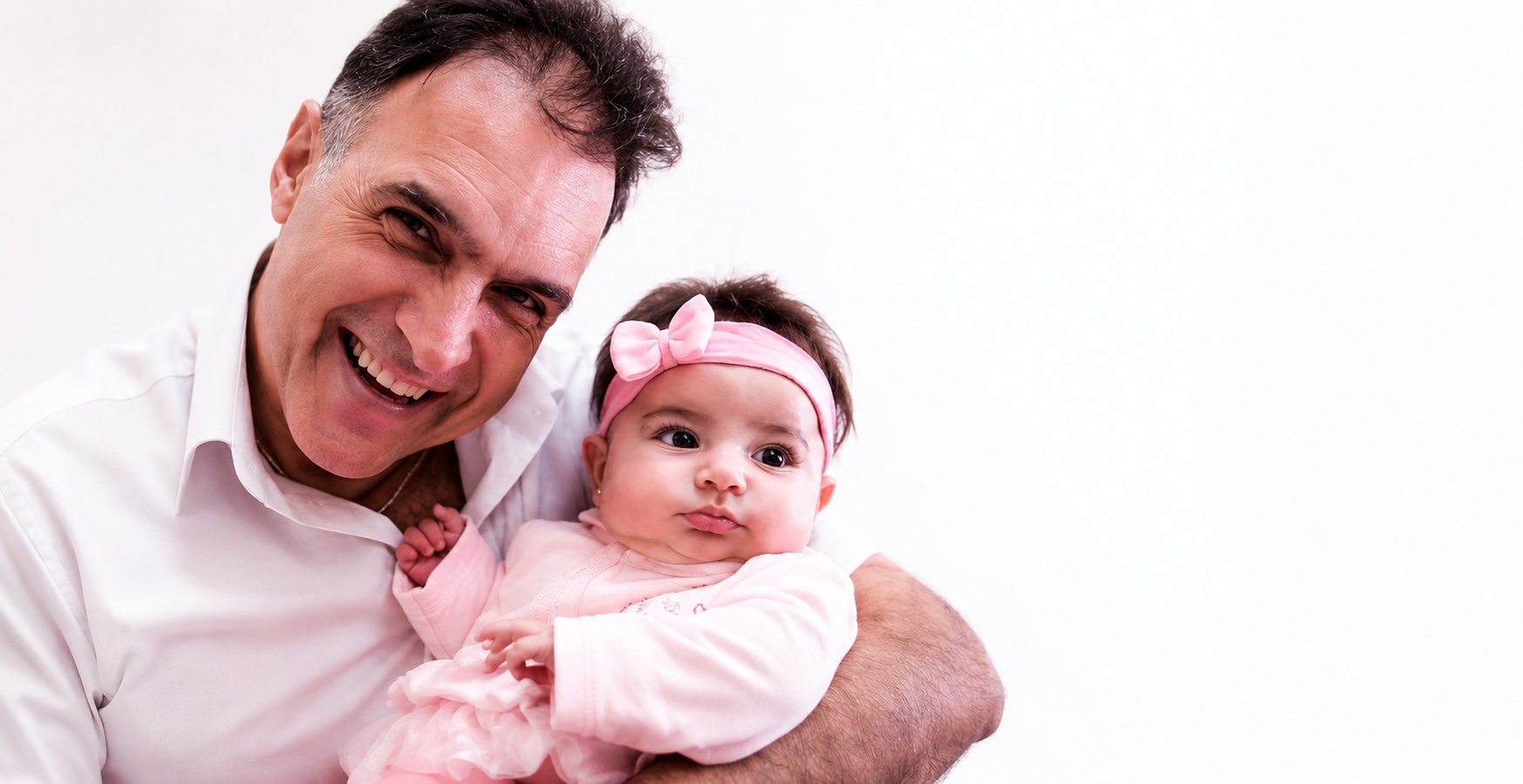 Dr. Walter segurando uma bebê