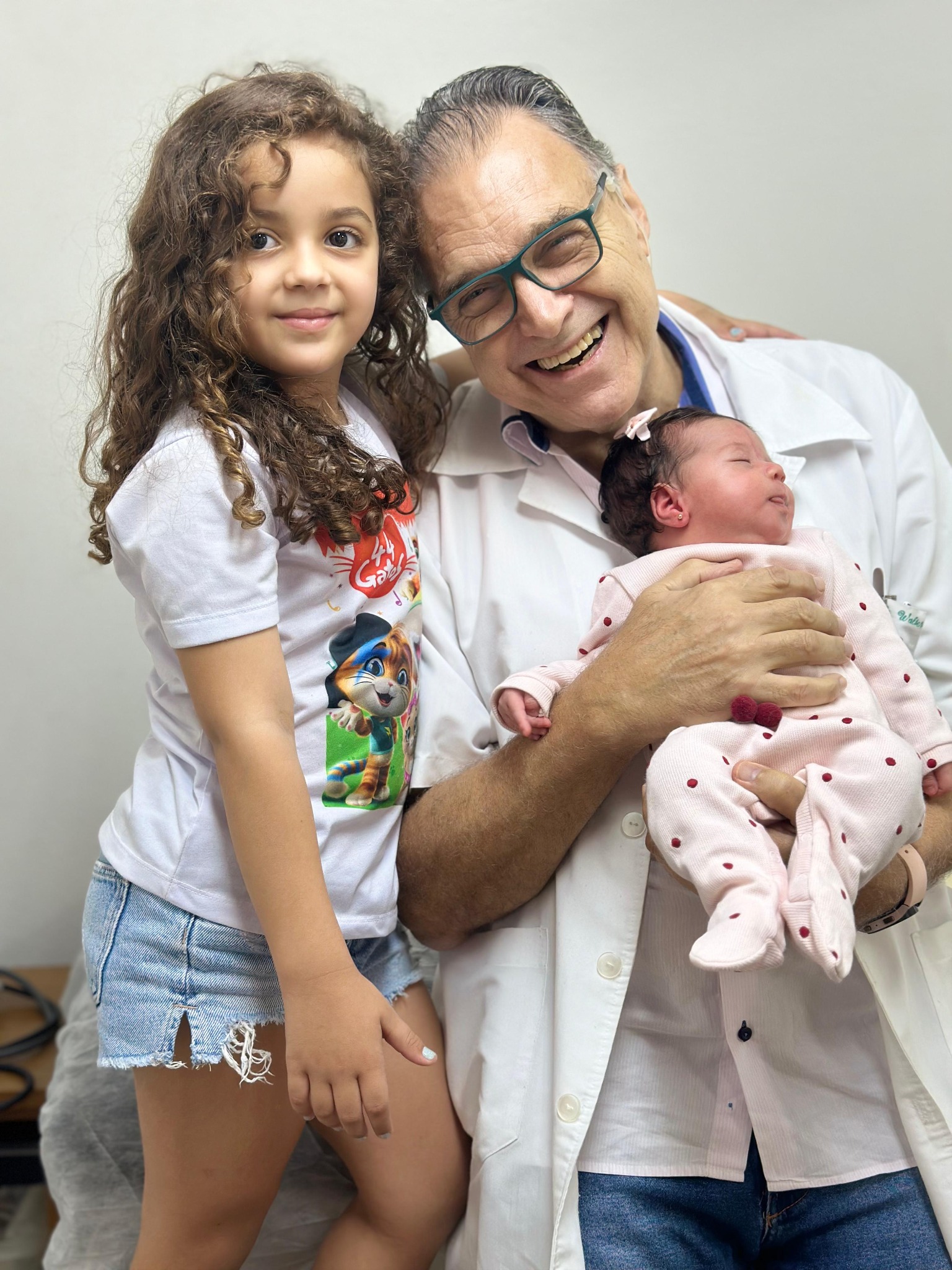 Dr. Walter com criança e recém-nascida