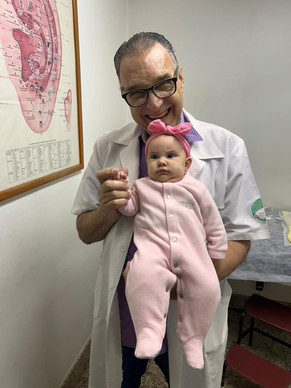 Dr. Walter segurando bebê