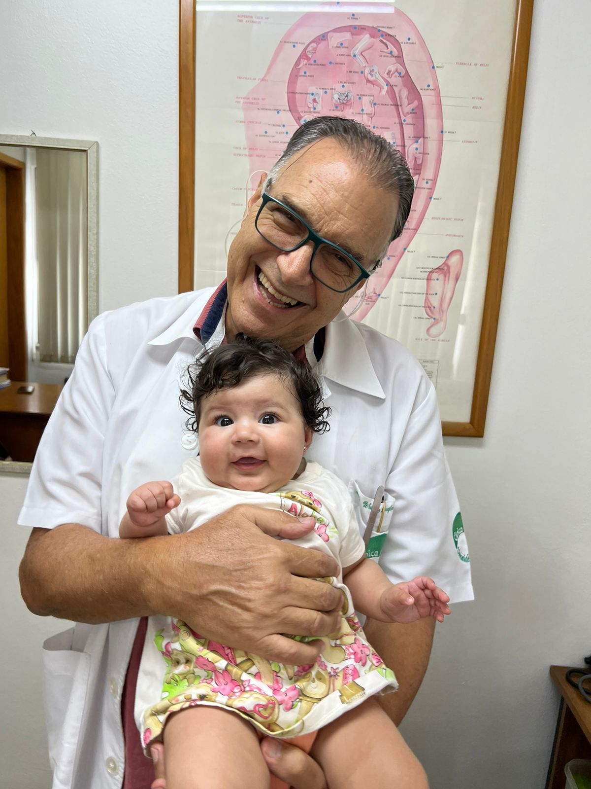 Dr. Walter com bebê no consultório