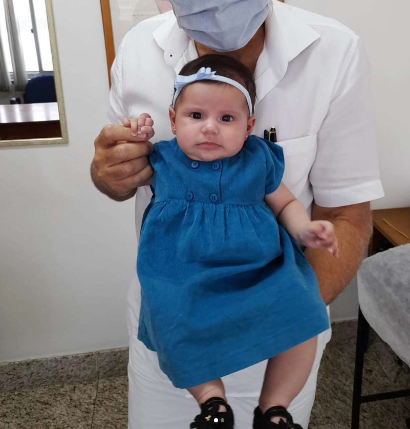 Bebê no colo em consultório