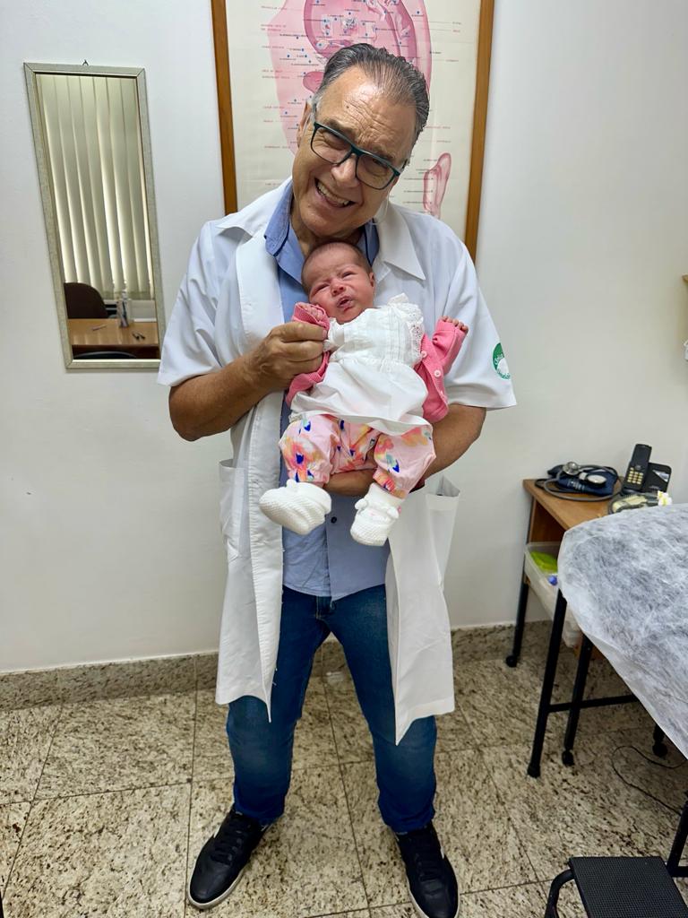 Dr. Walter segurando recém-nascida