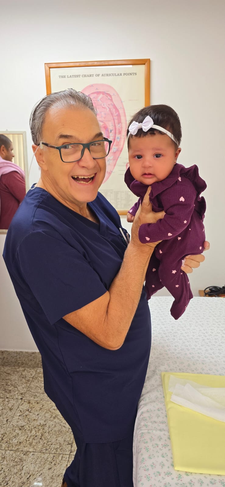 Dr. Walter segurando bebê
