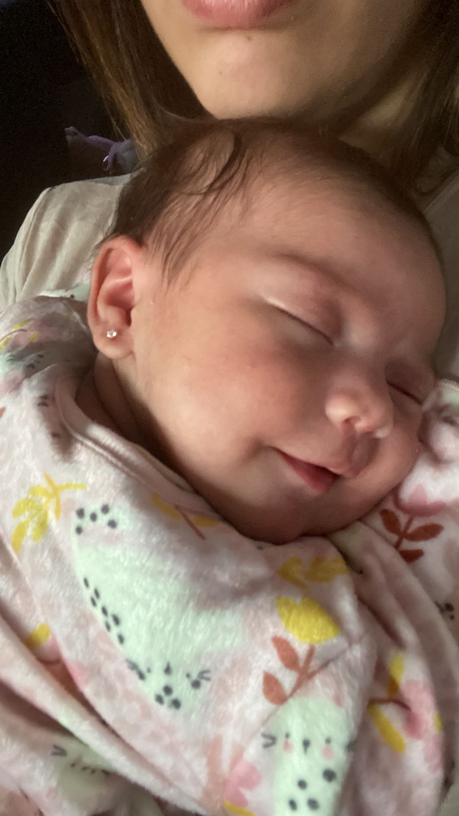 Bebê dormindo com brinco