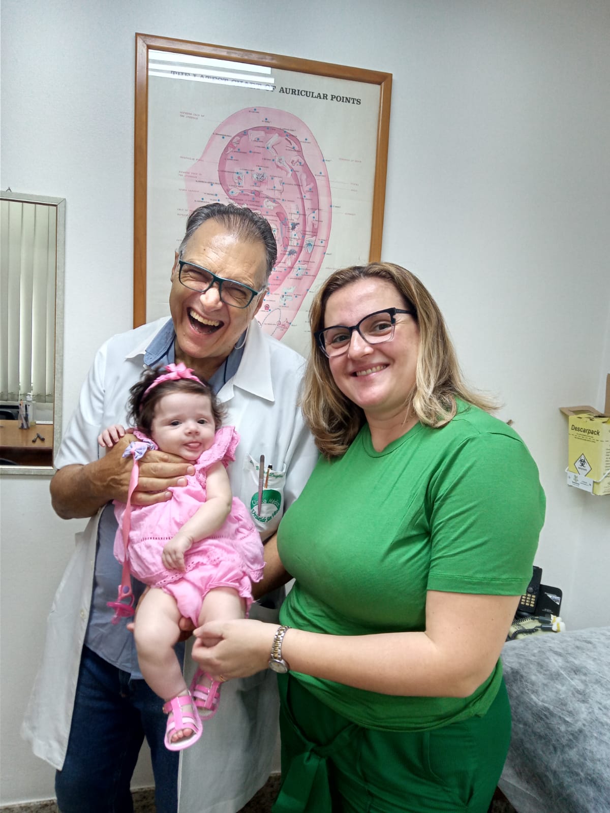 Família com bebê e Dr. Walter